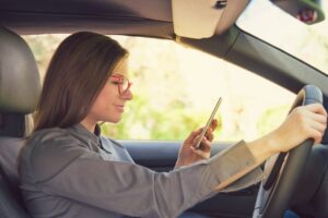 woman texting and driving